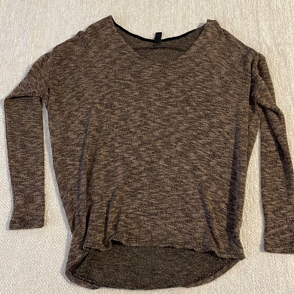 Lightweight long sleeve knit shirt by Windsor. Smoke/pet free home.